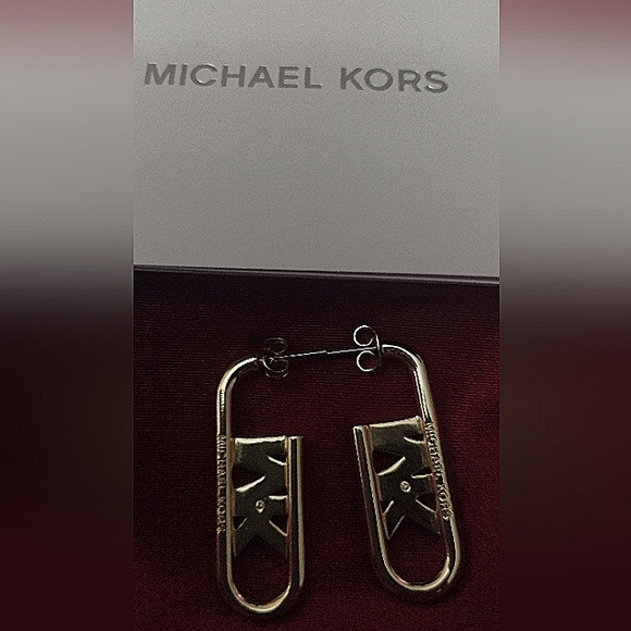 New! Michael Kors precious gold metal plated brass Empire logo earrings - Picture 3 of 6